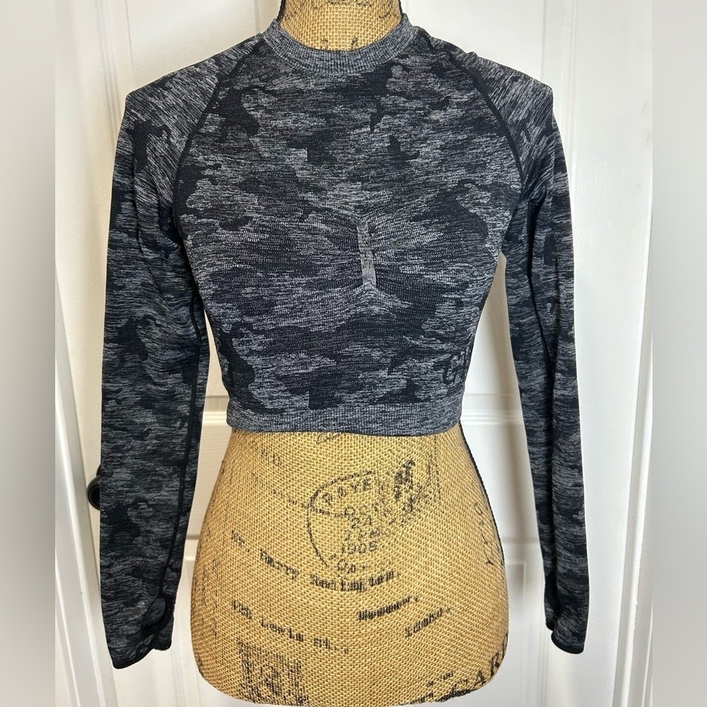 Gymshark Women's Cropped Long-Sleeve Top - Black & Gray Camo